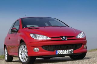 Auto tvarované slonem: Za úspěch sexy kompaktu 206 vděčí Peugeot i skvělé reklamě - Garáž.cz